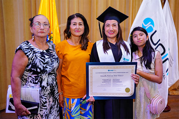 Entrega de títulos en Ecuador